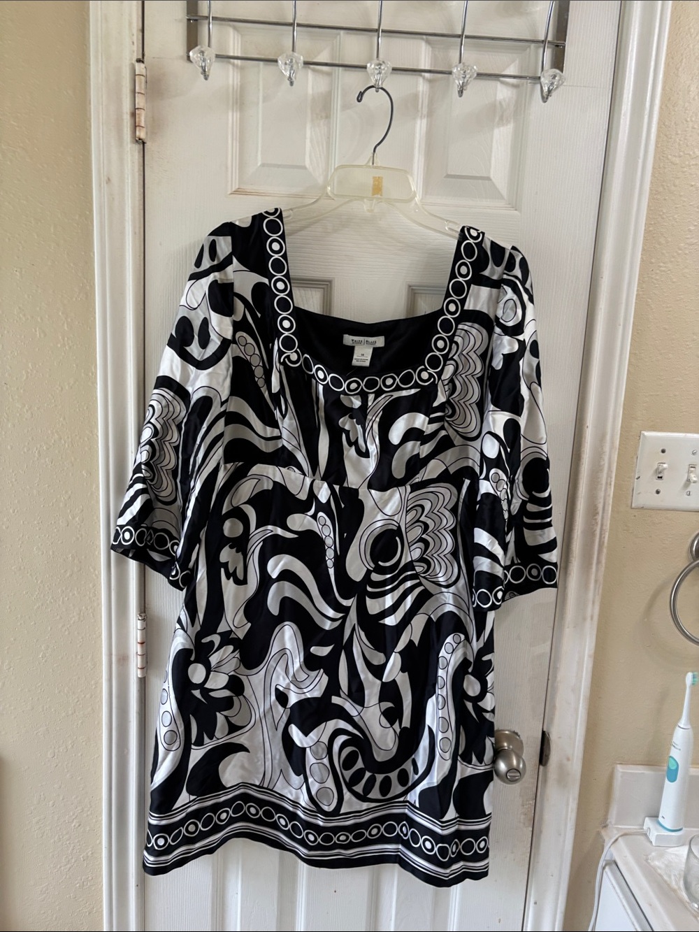 White House Black Market Black and White Circle-Print dress. Fully lined. NWT